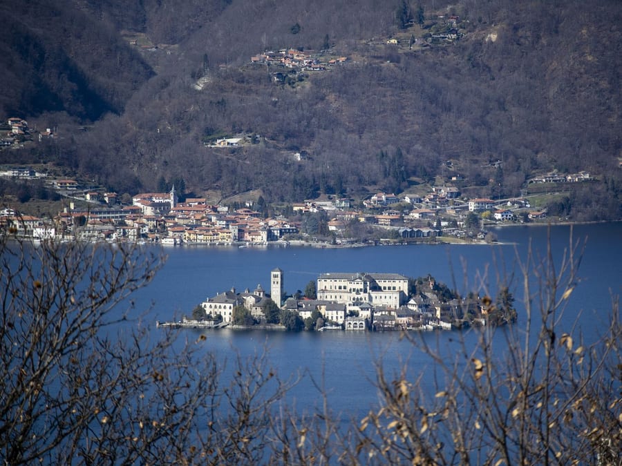 L'isola di San Giulio — Duecentosettantacinque metri di isola, a quattrocento dalla riva