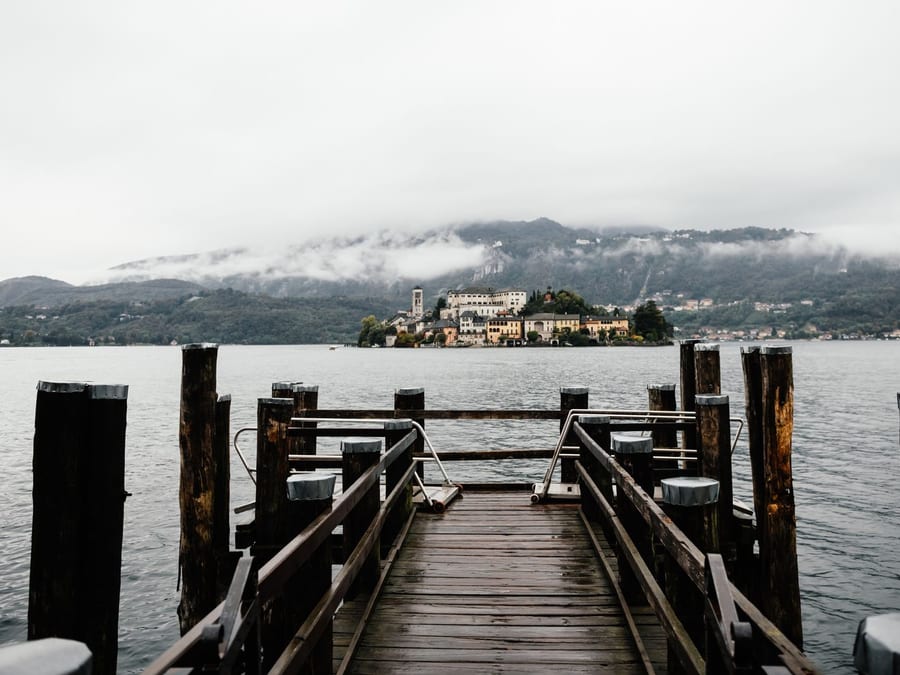 Il pontile — Da qui partono le barche per l'isola, tutto l'anno