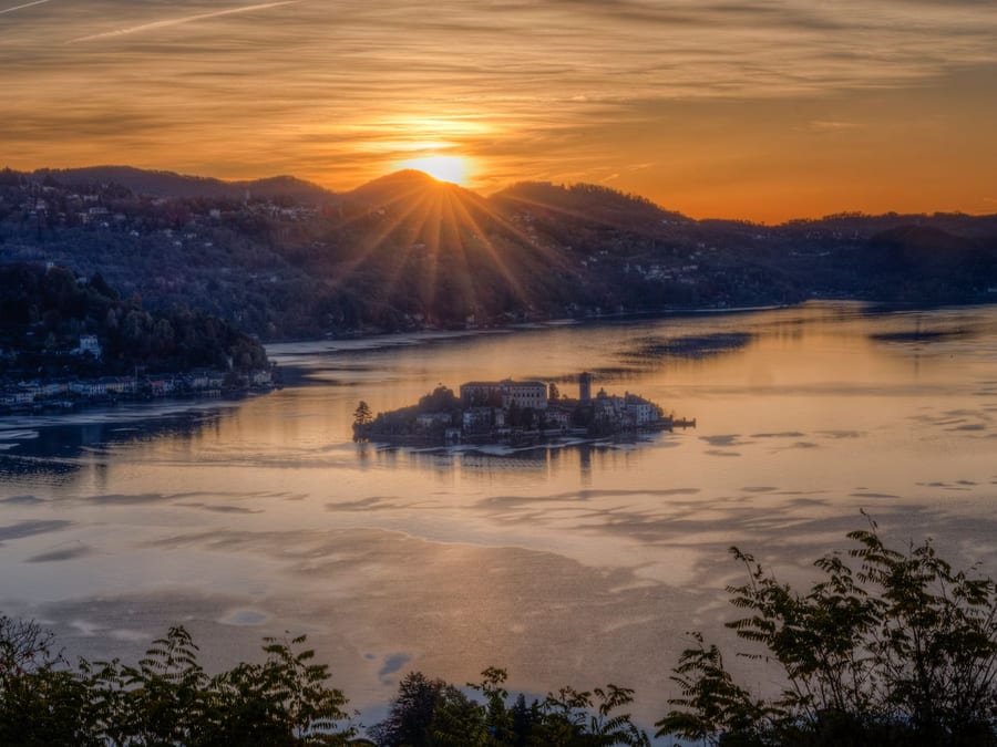 Il tramonto sul Cusio — Il sole che cala dietro l'isola