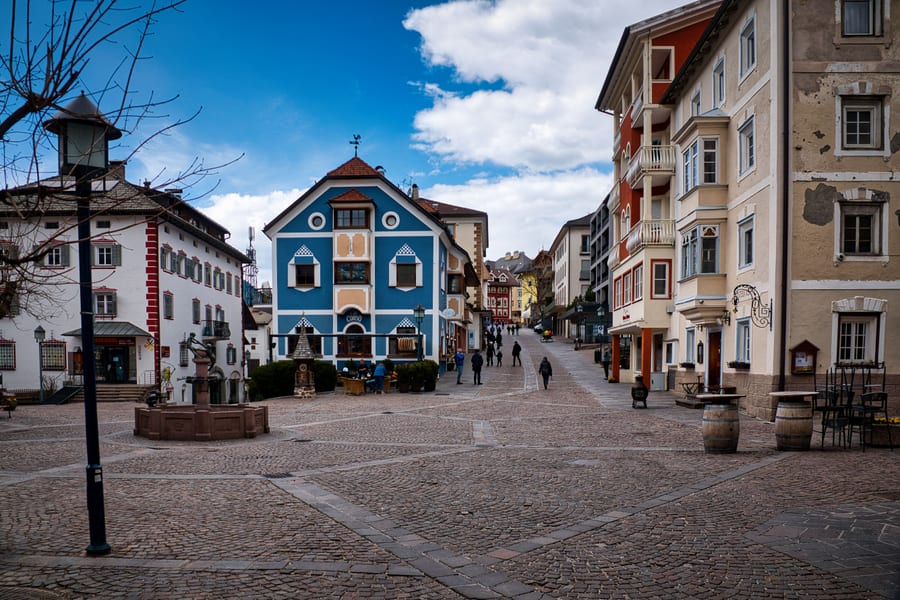 La via pedonale di Ortisei — Il cuore pedonale del paese, tra case colorate e caffè