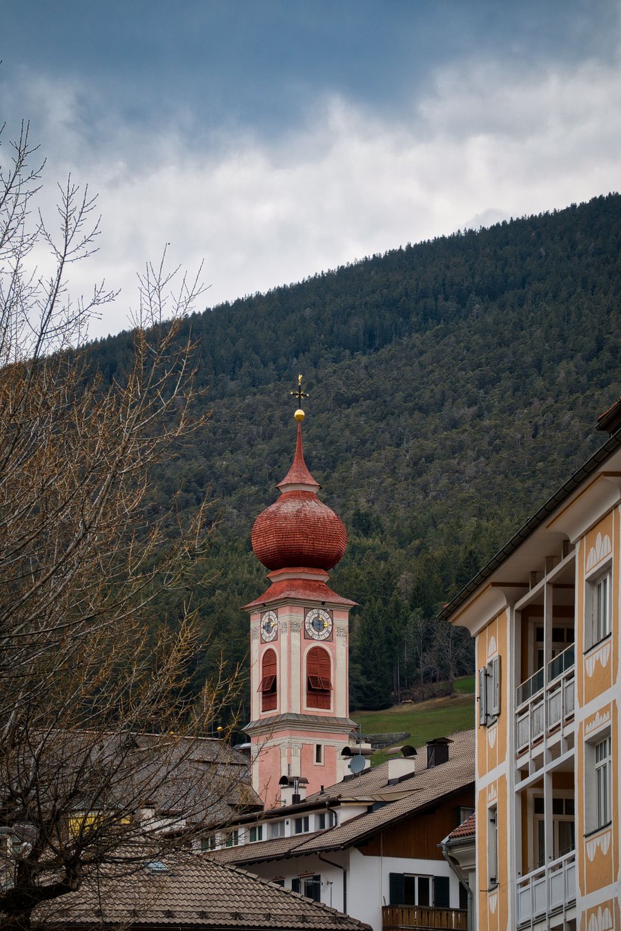 La chiesa parrocchiale di Ortisei — Il campanile che segna il centro del paese ladino