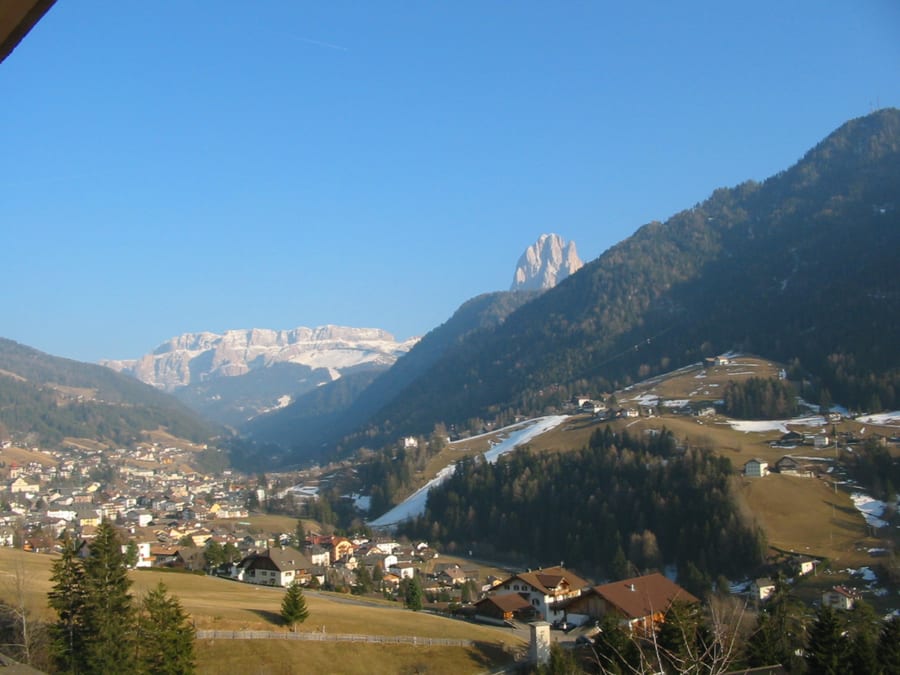 Ortisei e le Dolomiti — Il paese tra i boschi, con le cime innevate sullo sfondo