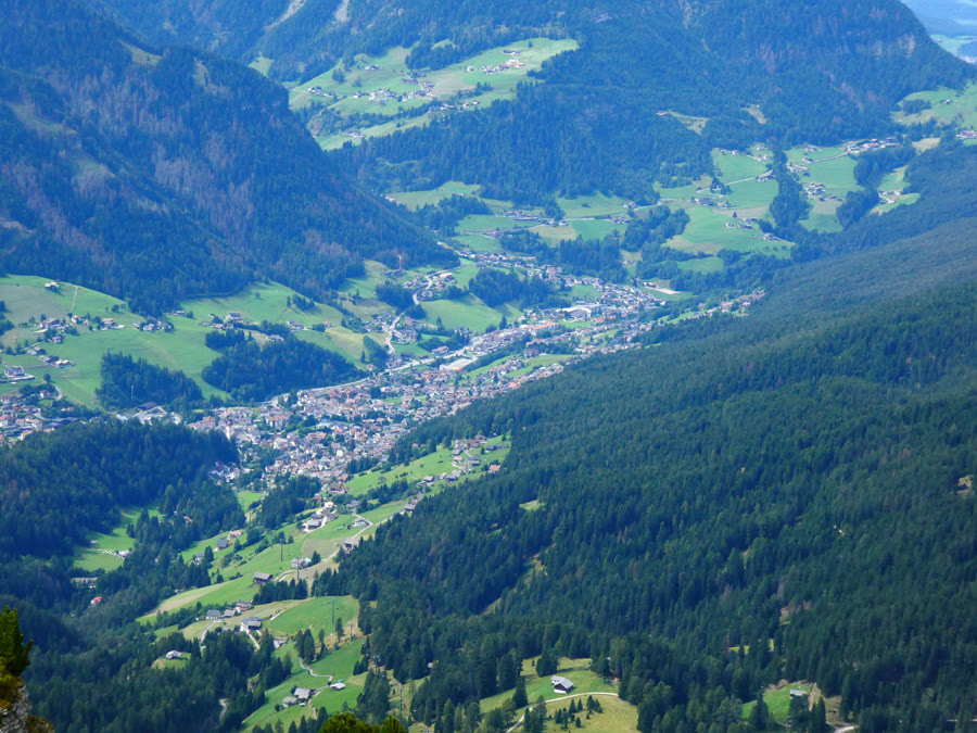Ortisei vista dalla Seceda — Il paese adagiato nel fondovalle della Val Gardena