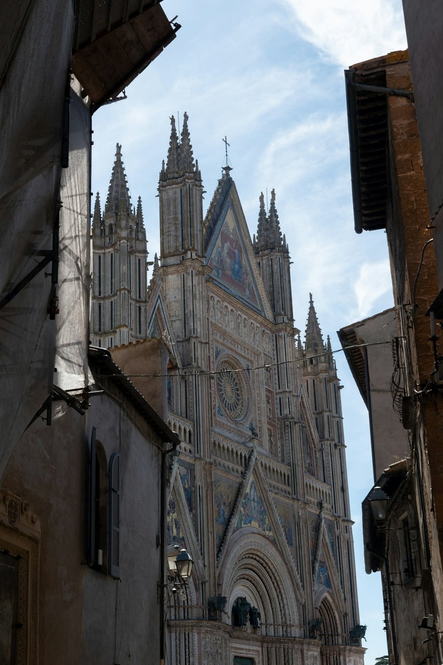 Duomo di Orvieto — Una facciata a strisce e mosaici dorati, costruita per custodire un miracolo eucaristico