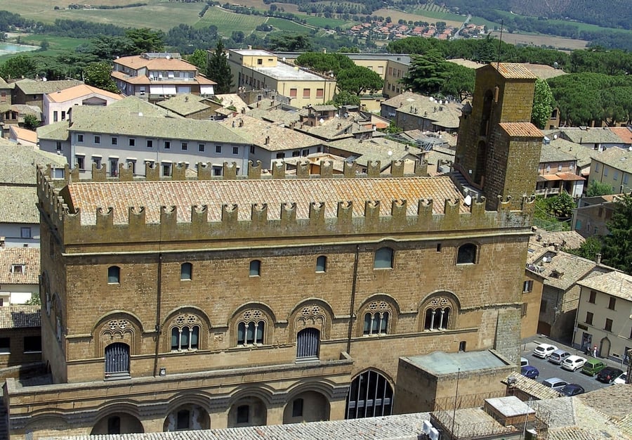 Palazzo del Popolo — Uno dei più antichi palazzi pubblici d'Italia, con una scalinata a ventaglio