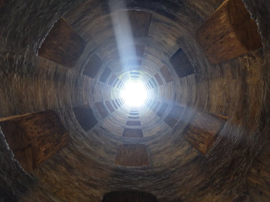 Pozzo di San Patrizio — Duecentoquarantotto gradini a doppia spirale che non si incrociano mai