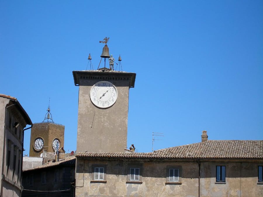Torre del Moro — Una torre civica alta quasi cinquanta metri all'incrocio delle strade principali