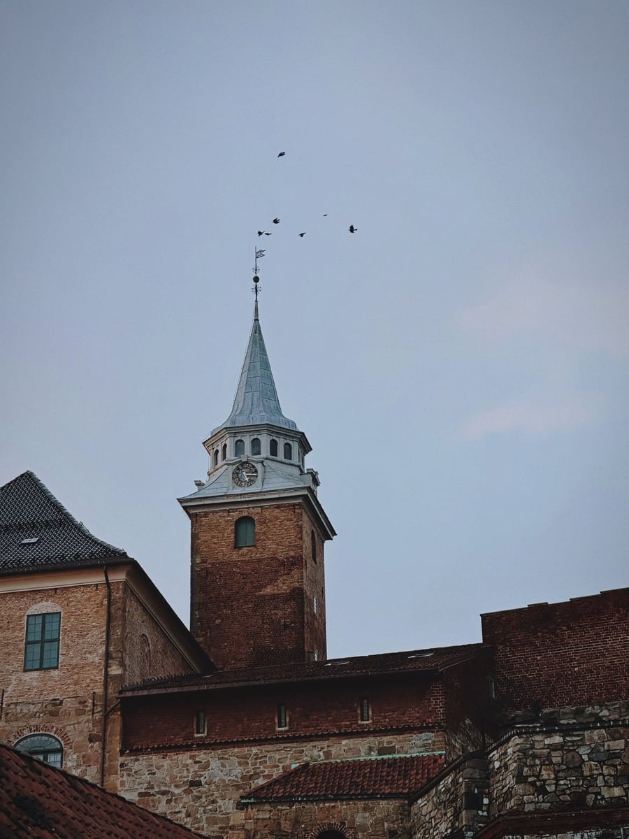 Fortezza di Akershus — La torre dell'orologio della fortezza medievale che sorveglia il porto
