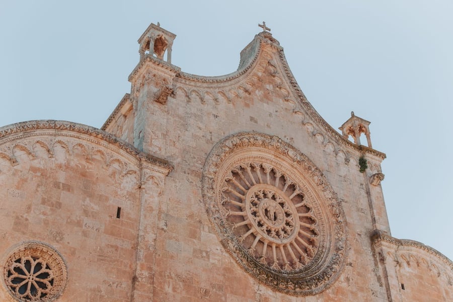 La Cattedrale di Ostuni — Il rosone gotico sulla città bianca