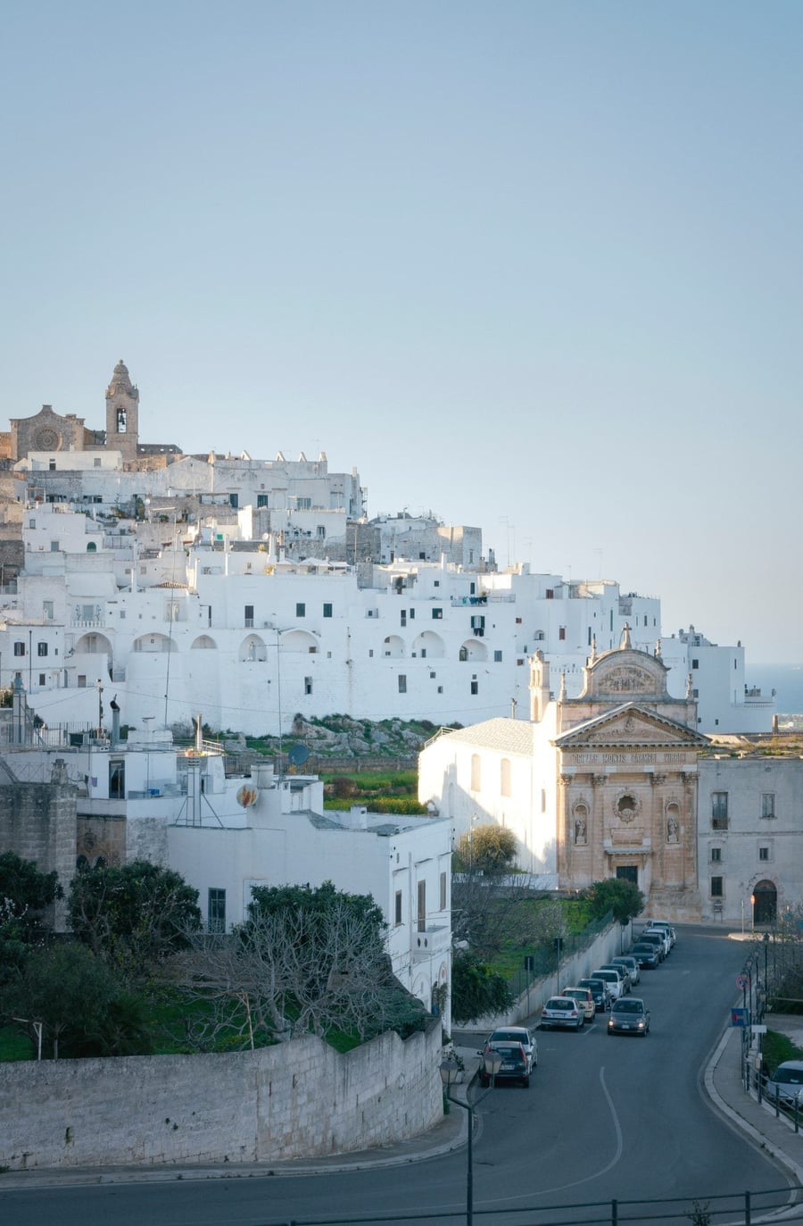 Ostuni dall'alto — La città bianca vista dalla campagna
