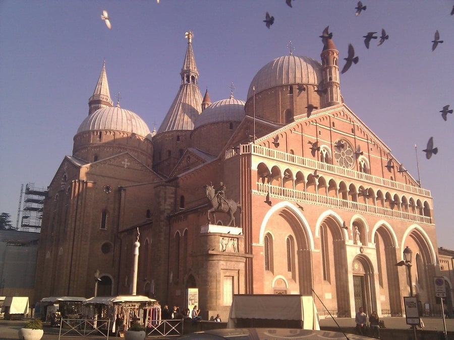 Basilica di Sant'Antonio — Sette cupole in stile bizantino custodiscono la tomba del Santo più amato d'Italia