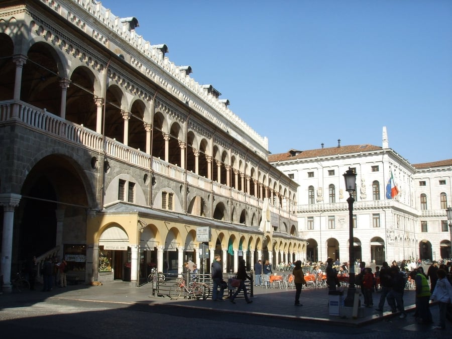 Palazzo della Ragione — Il salone gotico più grande d'Europa, sospeso sopra le piazze del mercato
