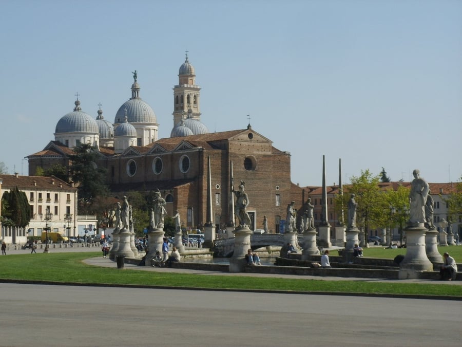 Prato della Valle — Un'isola di statue circondata da un canale, una delle piazze più grandi d'Europa