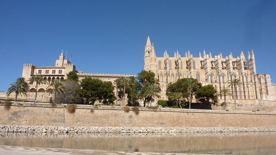 Il Palacio de la Almudaina — La residenza reale accanto alla cattedrale