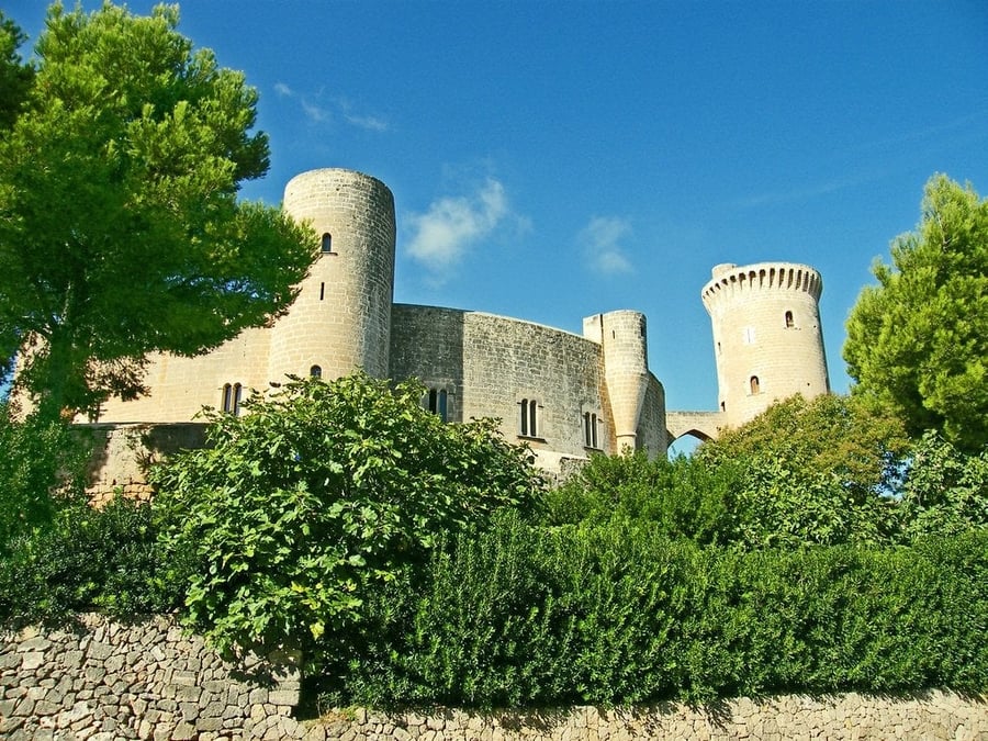 Il Castillo de Bellver — Una fortezza circolare tra i pini sopra la baia