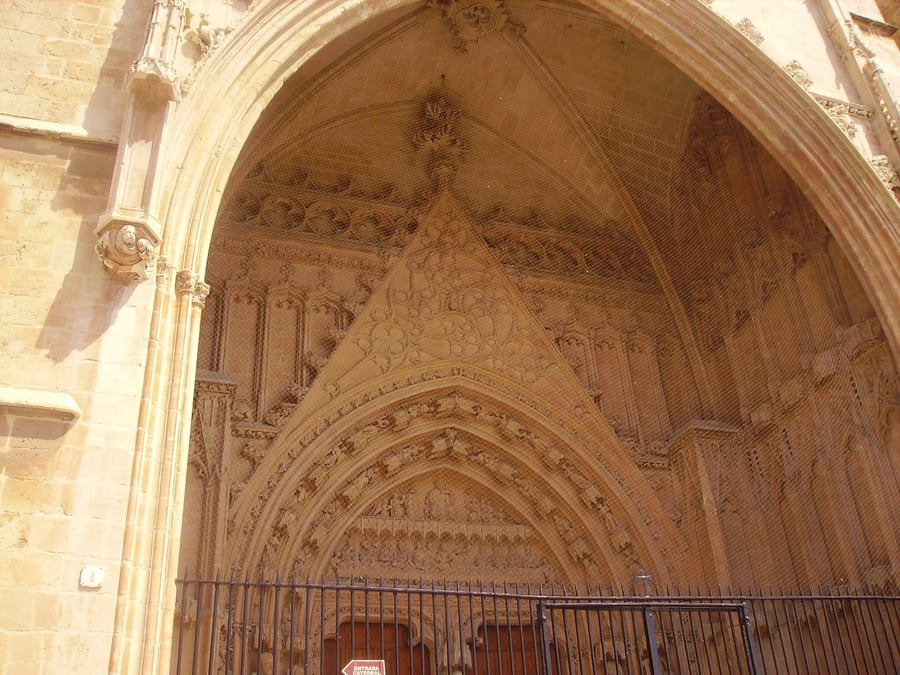 Il Portal del Mirador — Il portale gotico scolpito sul fianco della cattedrale