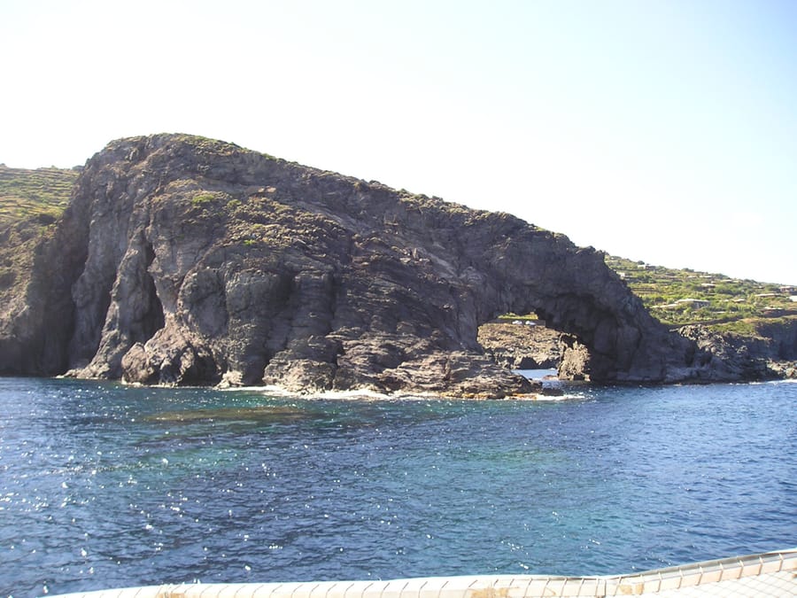 L'Arco dell'Elefante — La roccia che beve il mare
