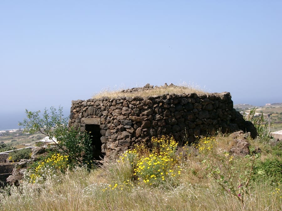 Un dammuso — La casa di pietra lavica col tetto a cupola