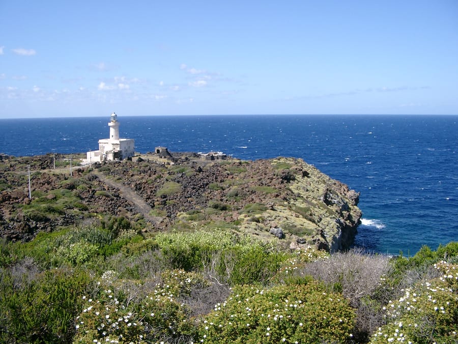 Il faro di Punta Spadillo — La luce sulla costa di lava nera