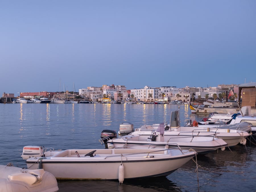 Il porto di sera — Le barche e il paese all'ora blu