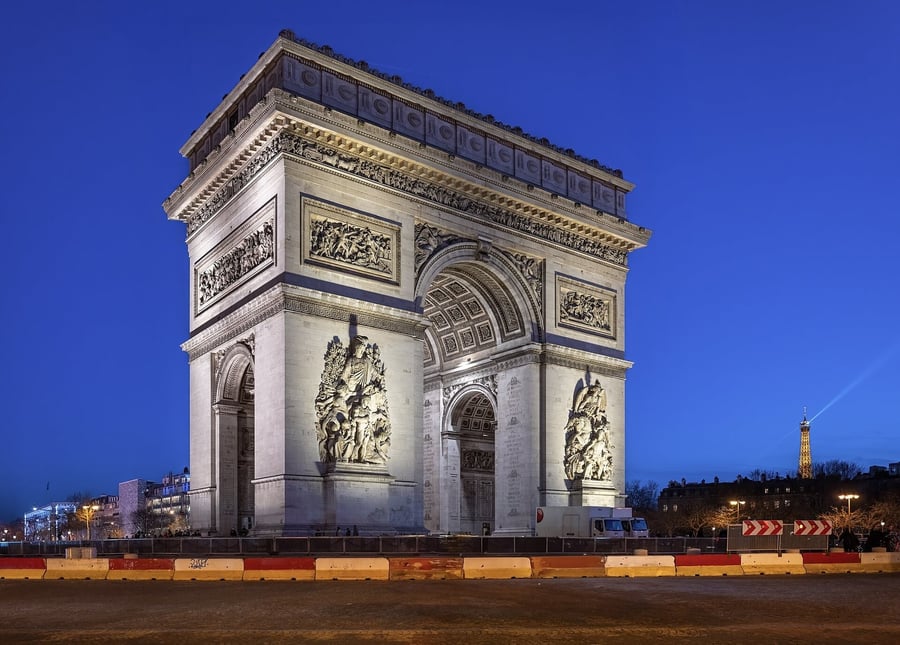 Arc de Triomphe — Al centro di dodici viali