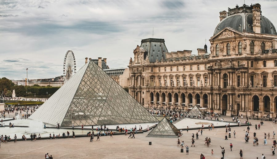 La Piramide del Louvre — Il vetro moderno sopra il museo più antico