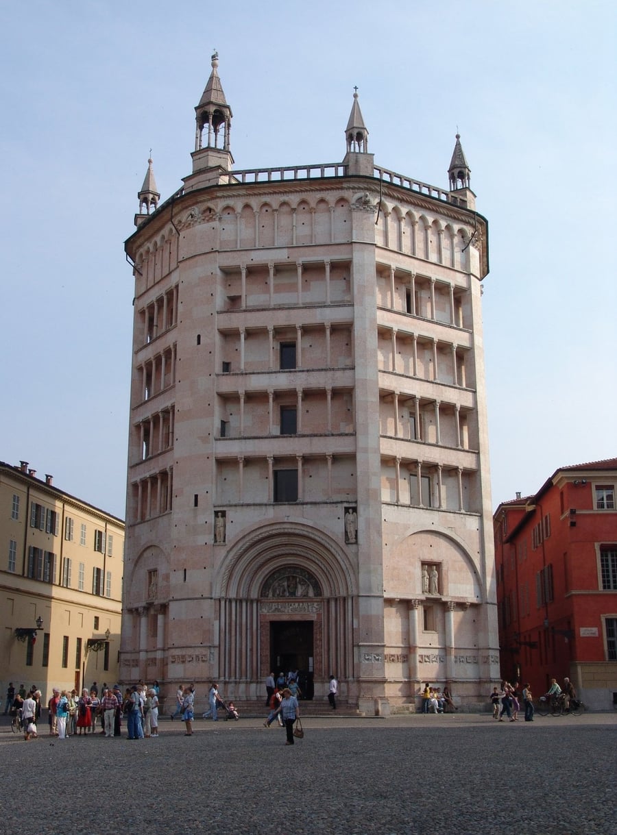 Battistero di Parma — Un ottagono di marmo rosa che segna il passaggio dal romanico al gotico