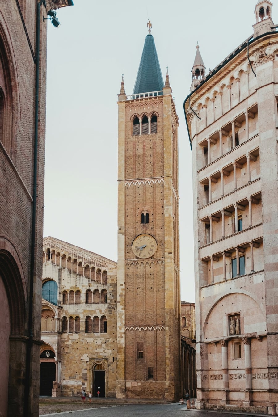 Duomo di Parma — La cattedrale romanica dove Correggio dipinse un cielo che sembra aprirsi davvero
