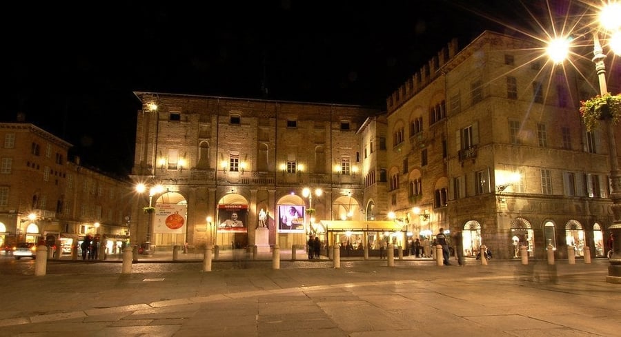 Piazza Garibaldi e Palazzo del Governatore — Il salotto cittadino con la meridiana che segna il tempo dal Settecento