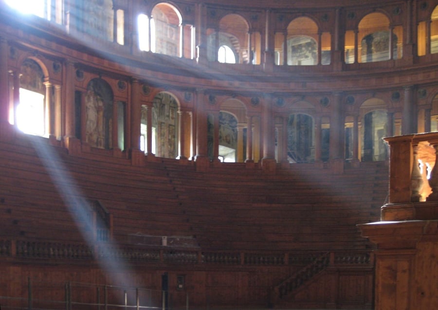 Teatro Farnese — Un teatro di legno ricostruito dopo essere bruciato nei bombardamenti del 1944