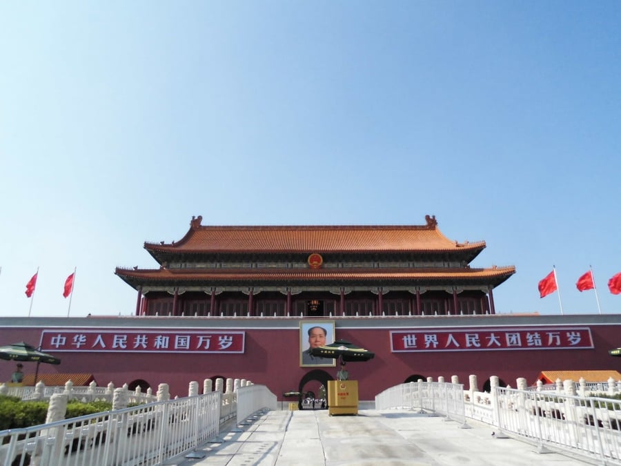 Porta Tiananmen — La soglia dorata verso la Città Proibita