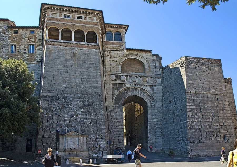 Arco Etrusco — Una porta di pietra di duemilatrecento anni ancora aperta al traffico cittadino