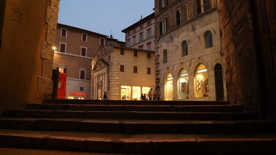 Corso Vannucci — Il salotto cittadino intitolato al Perugino, punto di incontro ogni sera