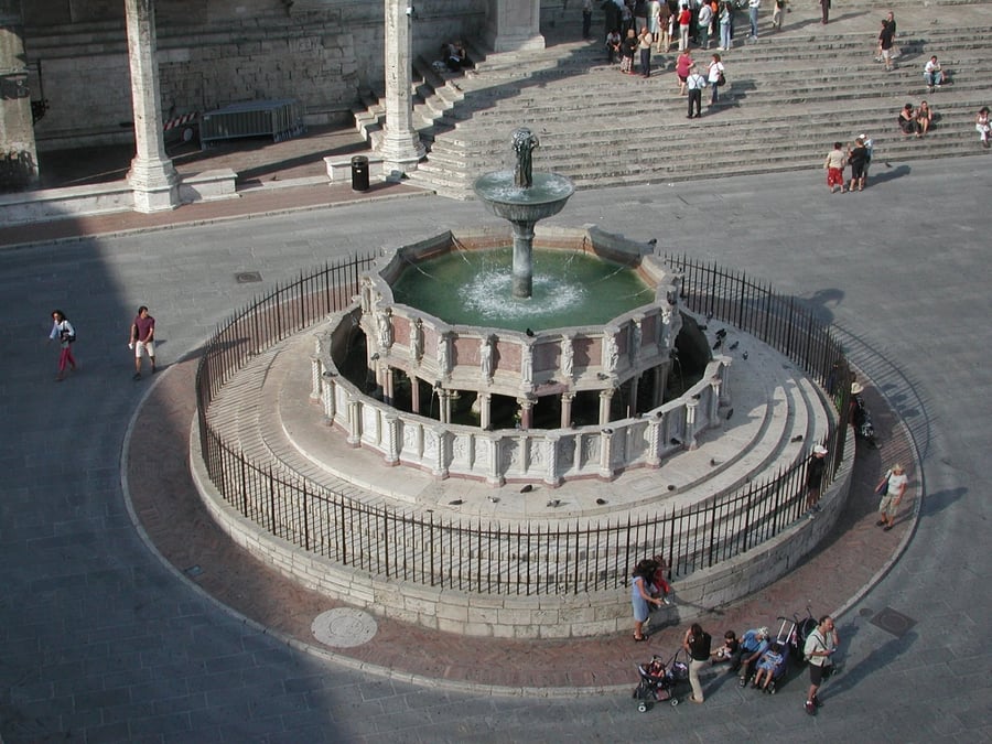 Fontana Maggiore — Due vasche di pietra scolpite con i mesi dell'anno e le arti liberali