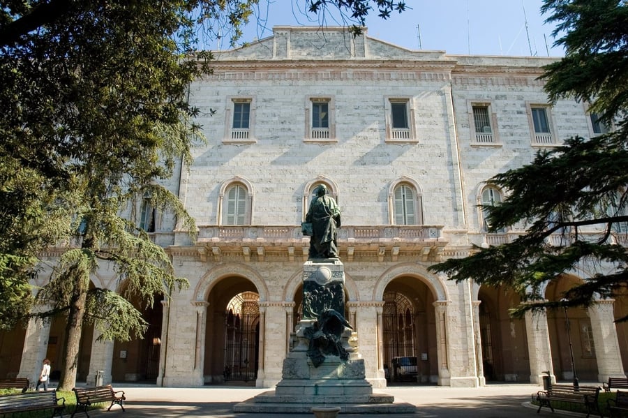 Giardini Carducci — Il salotto verde sul bordo della rocca, affacciato sulla valle umbra