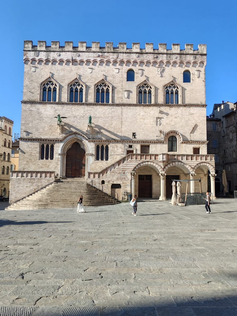 Palazzo dei Priori — Uno dei più imponenti palazzi comunali medievali d'Italia, ancora sede del governo cittadino