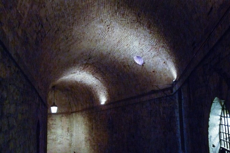 Rocca Paolina — Una fortezza cinquecentesca inghiottita nel sottosuolo, oggi percorsa da scale mobili
