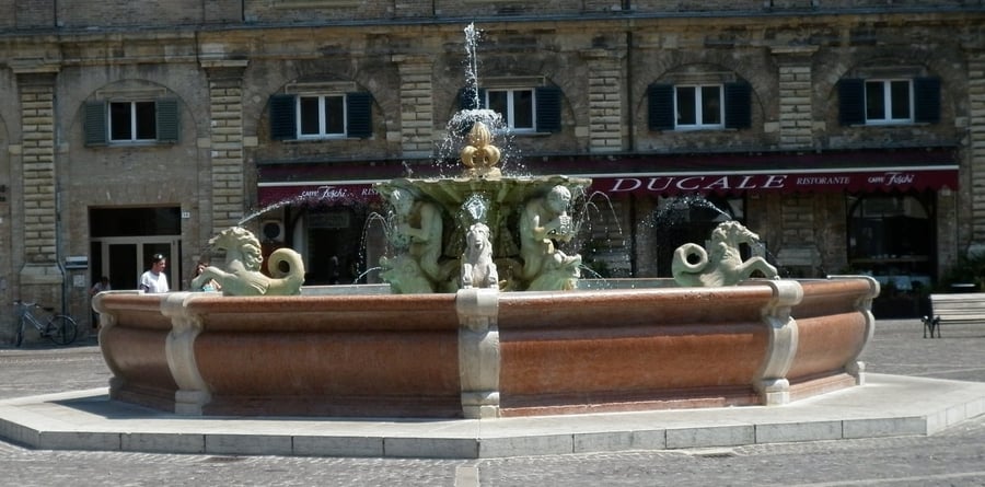 La fontana di Piazza del Popolo — I cavalli marini al centro del salotto cittadino