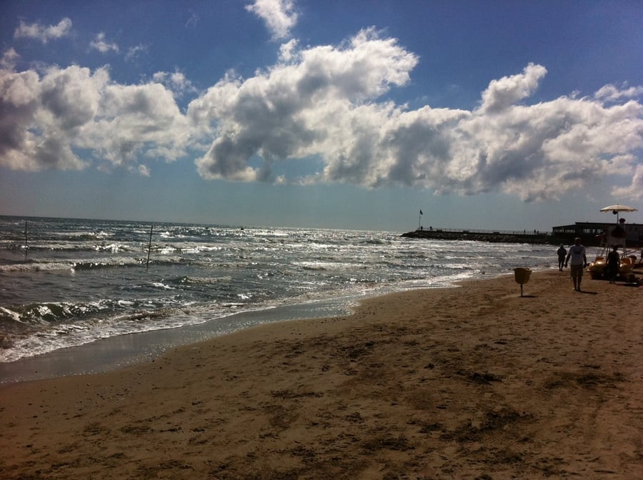 La spiaggia di Pesaro — Il litorale libero ai piedi di Monte Ardizio