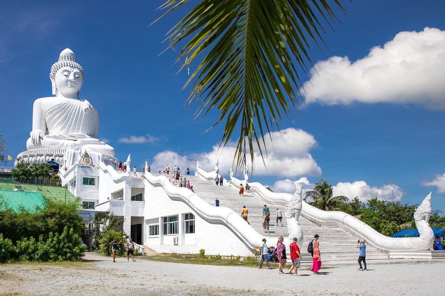 Big Buddha — 45 metri di marmo su una collina sacra