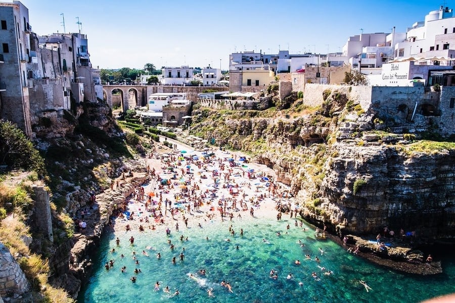 Lama Monachile — The beach wedged between two bridges