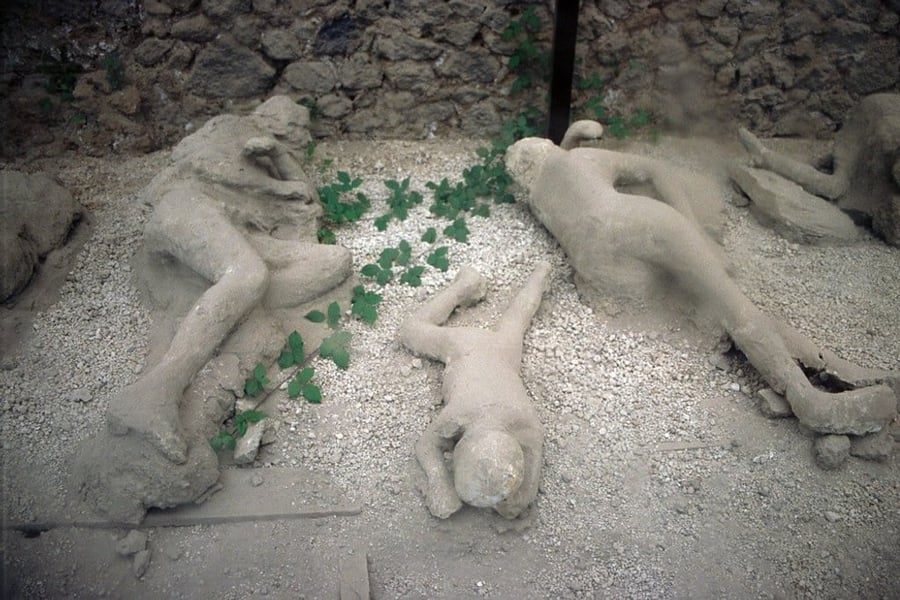 I calchi delle vittime — Le forme dei corpi restituite dal gesso colato nelle cavità della cenere