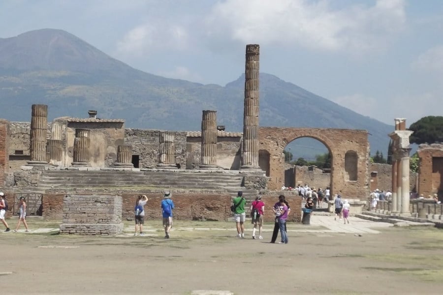 Il Foro — Le colonne del tempio di Giove contro il profilo del Vesuvio