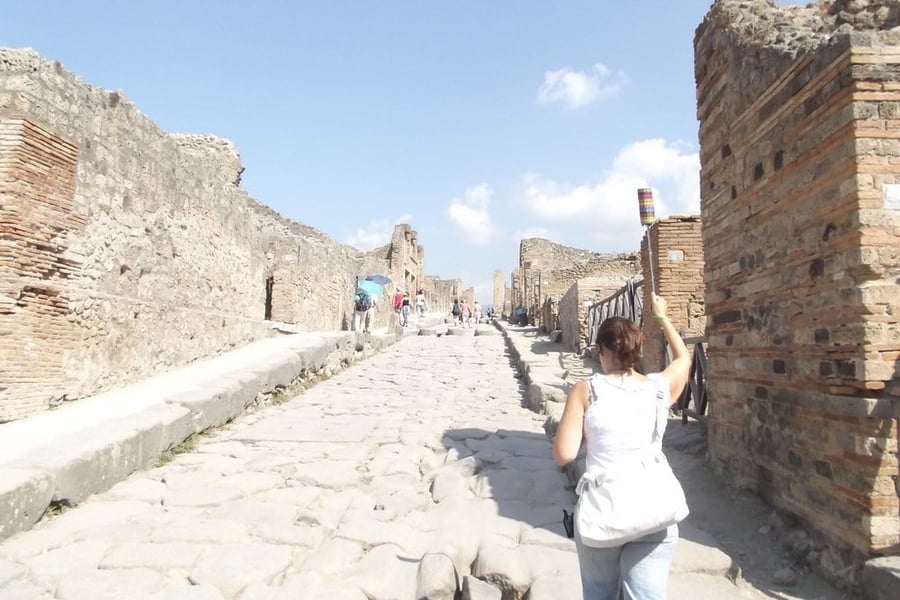 Via Stabiana — Il basolato romano solcato dai carri duemila anni fa