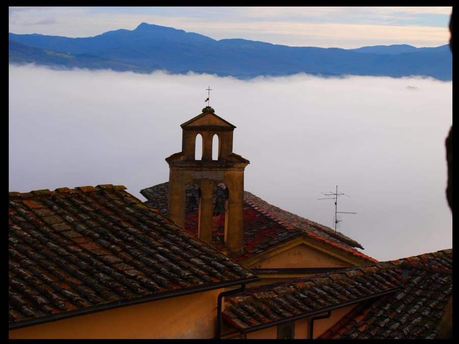 Il campanile sopra la nebbia — Le mattine in cui il fondovalle sparisce