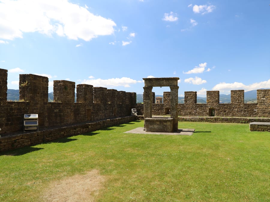 Dentro le mura — Il prato del castello, e la piana di Campaldino lì sotto