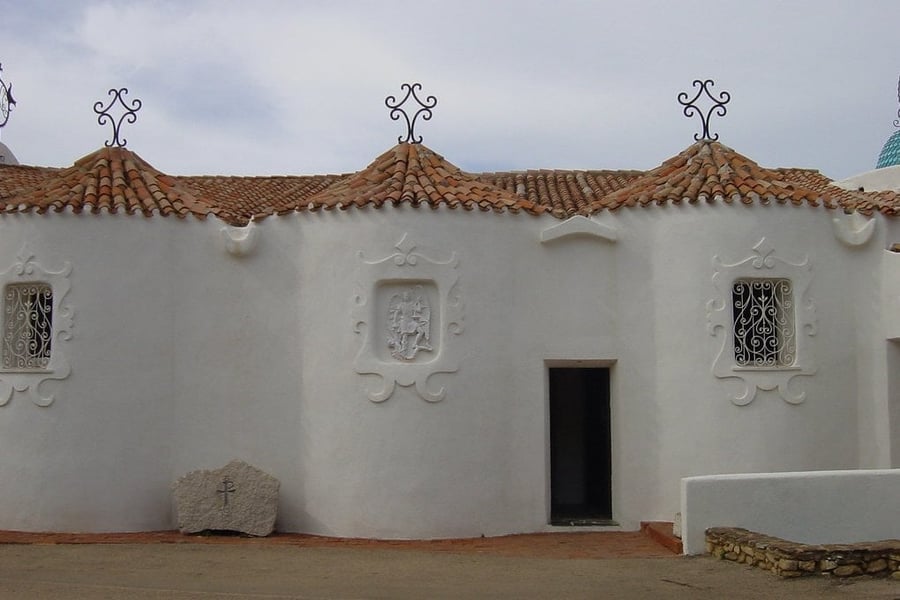 La chiesa di Stella Maris — L'architettura bianca che domina il borgo