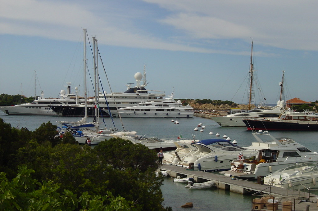 Il porto turistico — Yacht e vele all'ombra della Costa Smeralda