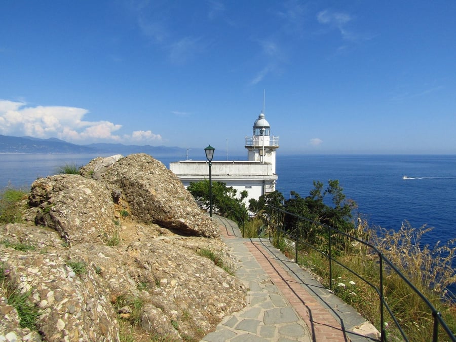 Faro di Portofino — La luce che guida i naviganti dalla punta del promontorio