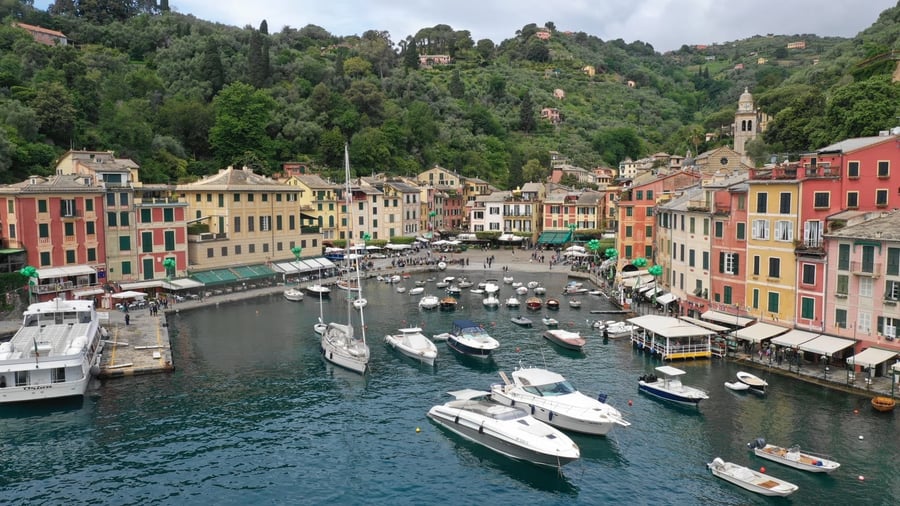 La Piazzetta — Il porticciolo con le case colorate diventato icona del jet set